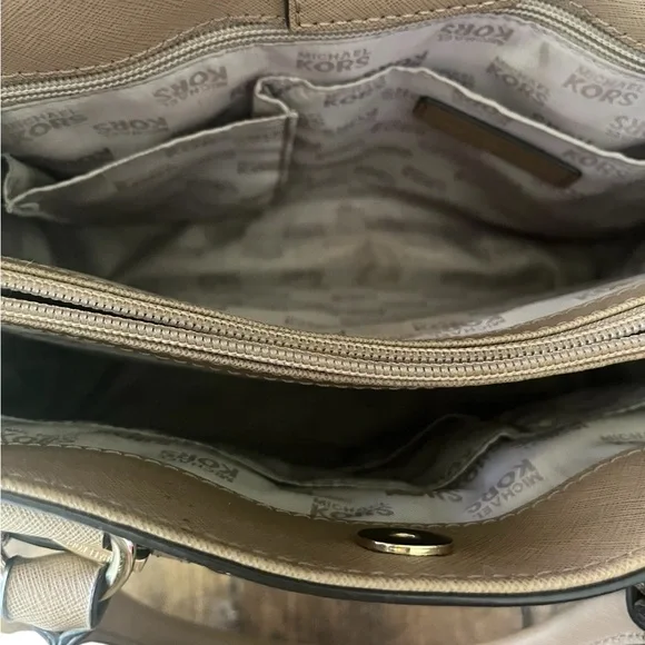 Authentic Michael Kors Leather Handbag in Tan- Size Medium - Picture 11 of 16